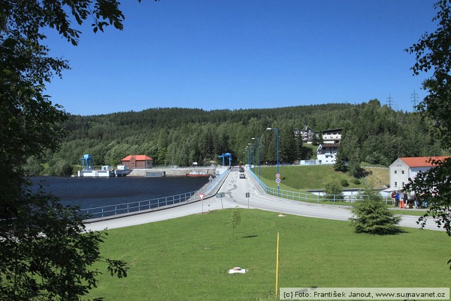 Lipno - koruna přehradní hráze
