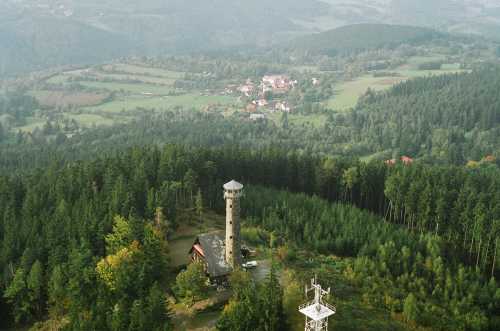 Rozhledna na Svatoboru v pozadí Odolenov
