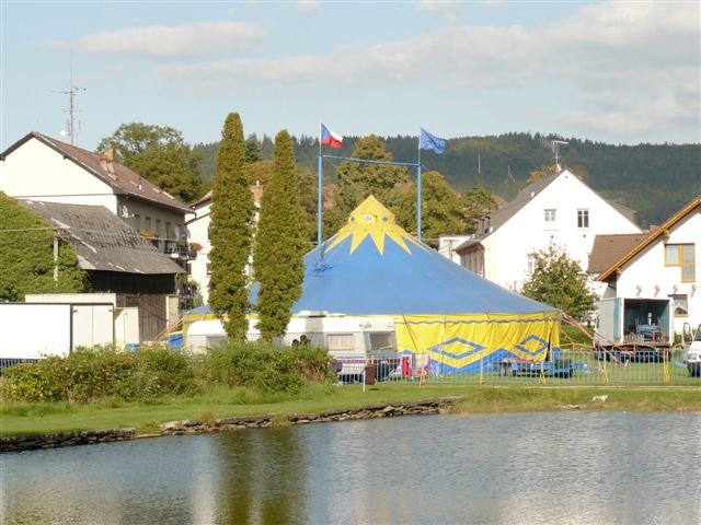 Modro-žluté šapitó postavili vedle koupaliště mezi hřištěm a silnicí.
