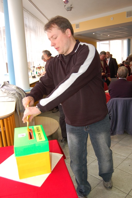 Zdeněk Taichman(TJ Spůle)  , zástupce jednoho z nejmladších klubů v Pošumaví  odevzdává hlas do volební urny při tajné volbě do revizní komise Okresního fotbalového svazu Klatovy 
