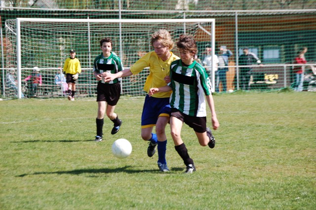 OPŽ  Bolešiny-KOlinec
0kresní přebor žáků Bolešiny – Kolinec (žlutý dres Bolešiny Jiří Pitel, zelený u míče kolinecký Ondřej Brůha. )
