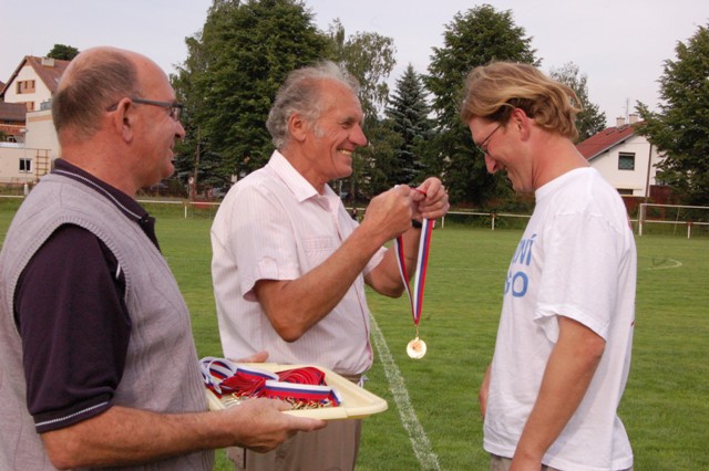 Předávání medaílí za 1.místo ve III.třídě mužů   Sokolu Mochtín B roč.2007/08
Při předávání zlatých medailí asistoval sekretář Sokol Mochtín Karel Šot(vlevo), medaile předával Josef Lehečka(uprostřed)
