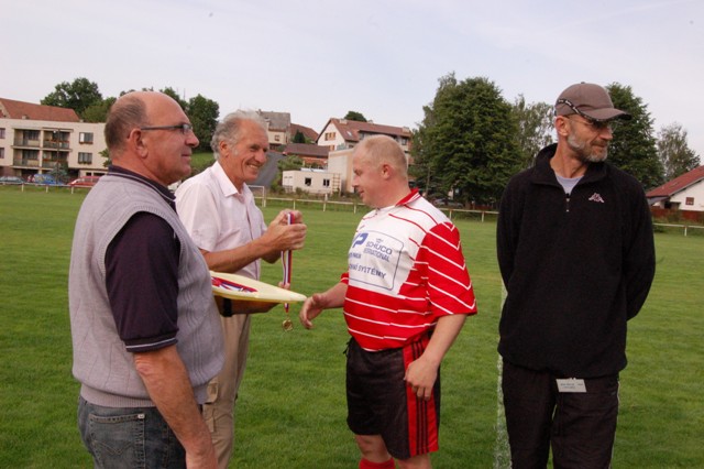 Předávání medaílí za 1.místo ve III.třídě mužů   Sokolu Mochtín B roč.2007/08
