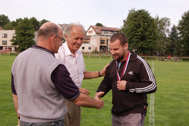 Předávání medaílí za 1.místo ve III.třídě mužů   Sokolu Mochtín B roč.2007/08
