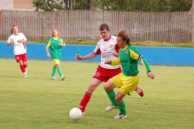 Z utkání KP  Klatovy B - Stříbro   1:3 (15.6.)
Klatovský Karel Veselka a kapitán Stříbra Václav Uhlíř
