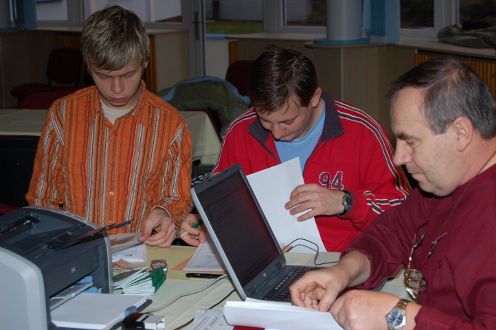 Doškolovací seminář fotbalových rozhodčích
Do práci komise rozhodčích byli kooptováni VV OFS dva mladíci kteří řídí krajské soutěže . Na foto zleva Jiří Vondra a Zdeněk Hájek. Oba se společně se sekretářem svazu Miroslavem Sedlmaierem podíleli na zajištění doškolení - viz foto. 
