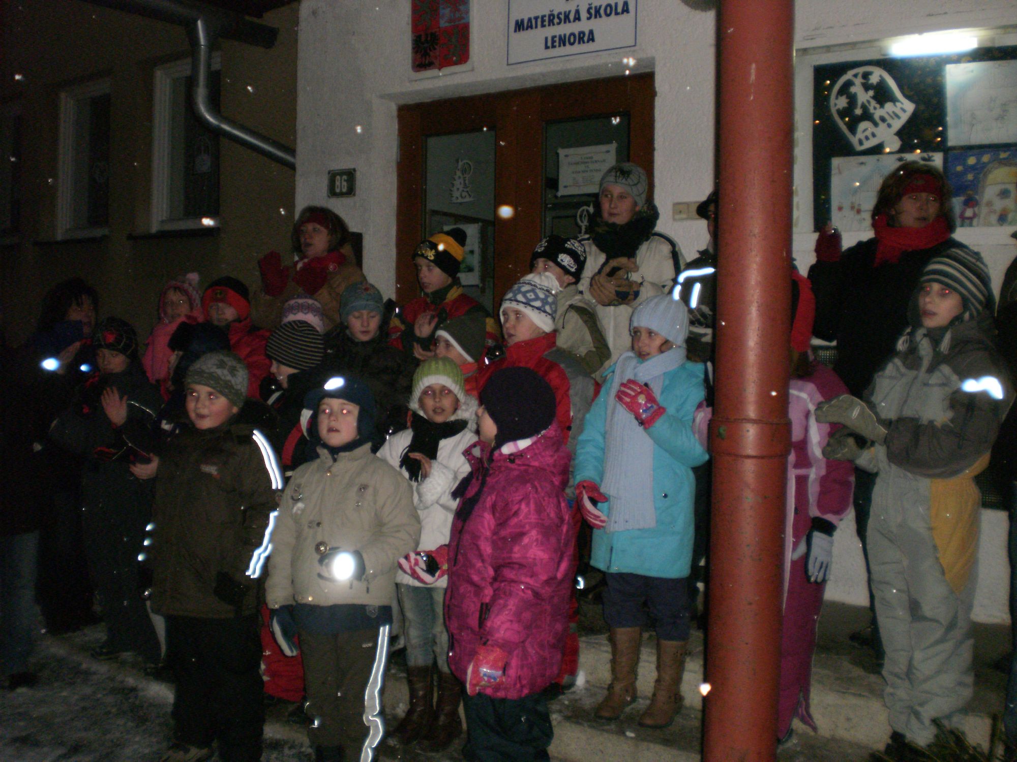 Zpívání před školou 17.12.2009
