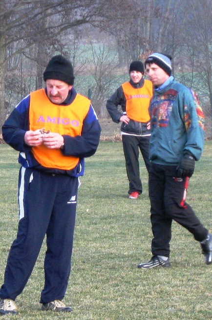 Tradiční novoroční fotbálek ve Strážově
Když bylo třeba, došlo i na doplnění kalorií .... V pozadí přihlíží bývalý hráč Strážova , nyní aktivní krajský rozhodčí  Václav Pressl. Co by asi dělal v tomto případě , kdyby  to udělal hráč a jako rozhodčí by řídil utkání ?
