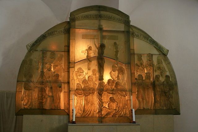 Skleněný oltář v kostele sv. Vintíře (Dobrá Voda u Hartmanic)
