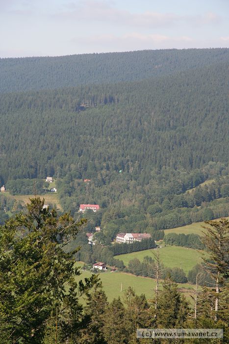 Cestou ze Špičáckého sedla k Černému jezeru - pohled na Brčálník
