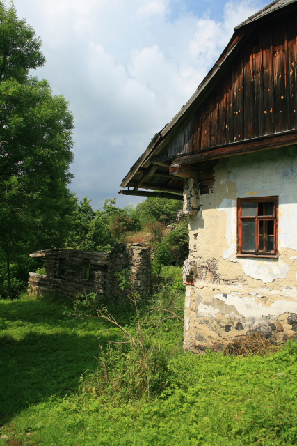 V obci Kavrlík
