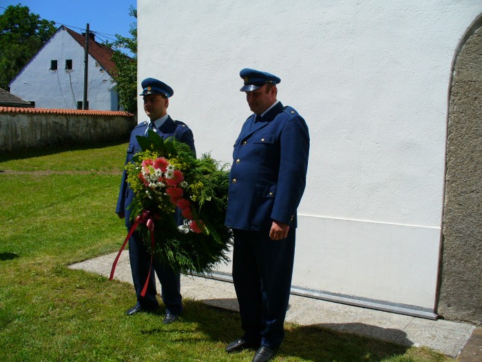 Před kostelem ve Zbynicích
