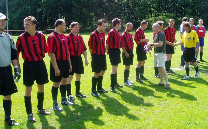 Předávání medailí - Sokol Veřechov
Před posledním utkáním  Chanovice B - Veřechov  ročníku 2004-05 III.třídy mužů proběhlo předávání zlatých medailí vítězi soutěže a postupujícímu do okresního přeboru Sokolu Veřechov. Ocenění vítězům předal člen STK Vladimír Langmajer st.
