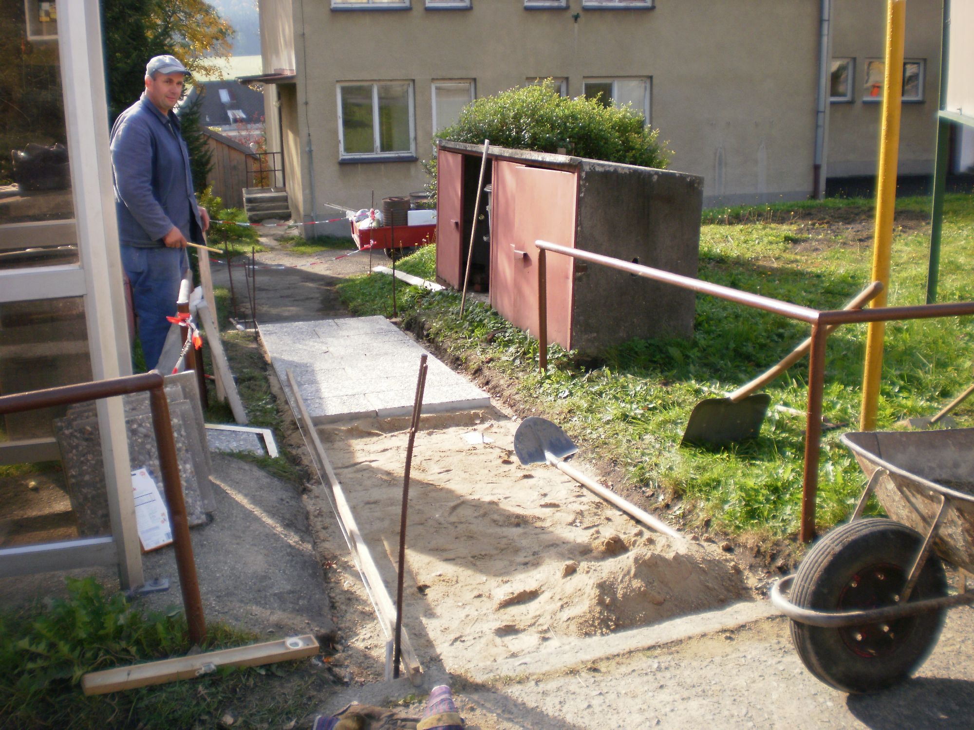 Chodník u školy
Výměna dlažby chodníku u školy říjen 2009
