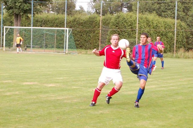 Z utkání 1.A třídy  Luby - Křimice(1:3)   14.6.
Míč před  lubským Vladislavem Smolíkem  (vlevo) odkopává křimický Martin Švehla.

