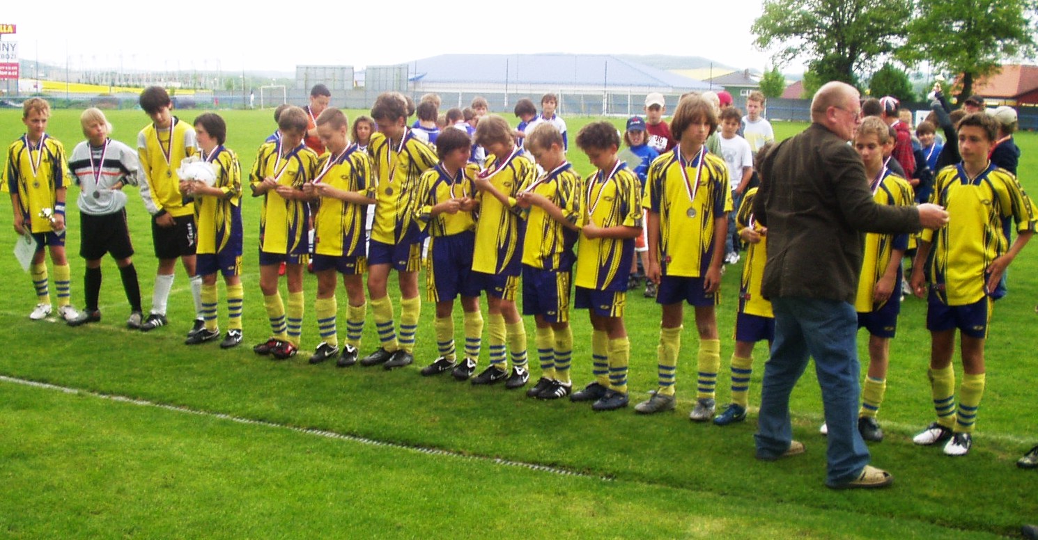 Talent Cup - krajské finále  okresních výběrů  Plzeňského kraje - 8.5. 2009
Slavnostní dekorování medailemi které provedl šéfrenér KFS pan Jan Kůstka. Medailůe za první místo přebírají hráči  výběru OFS Klatovy 
