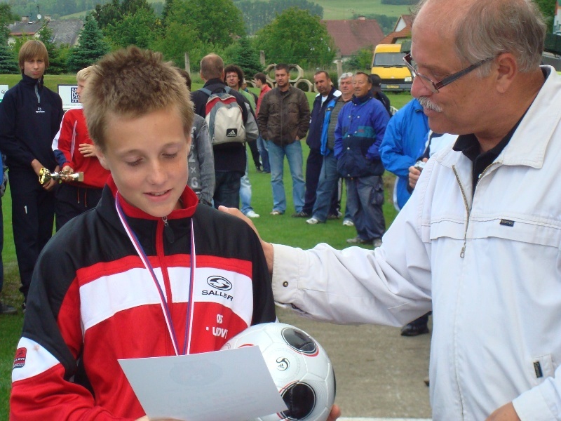 Člen komise mládeže ČMFS - p.Jakůbek blahopřeje nejlepšímu střelci turnaje
