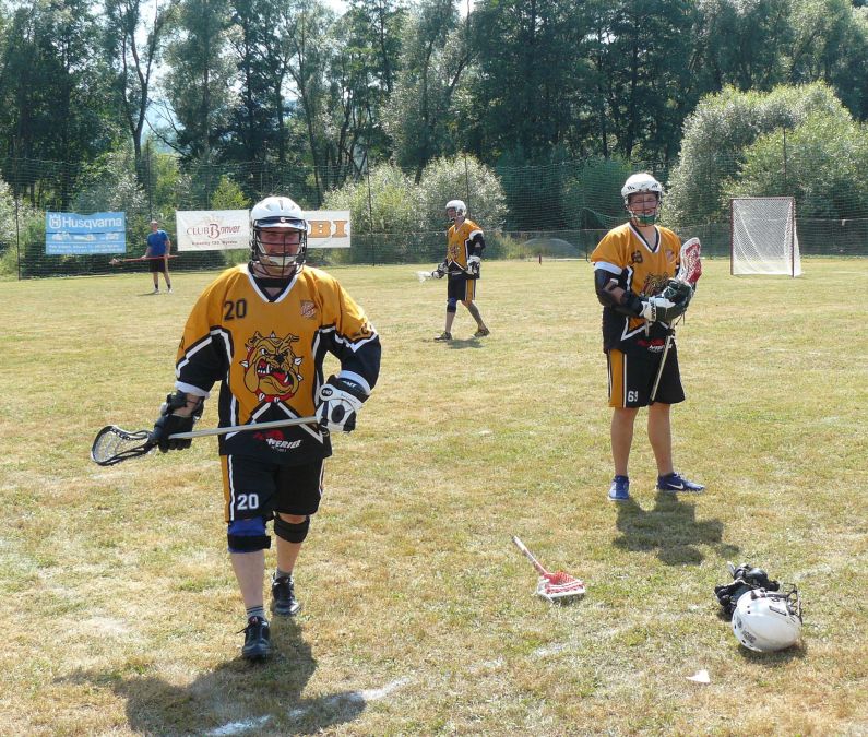 Hráči plzeňského OLD DOGS  v plné lakrosové polní

