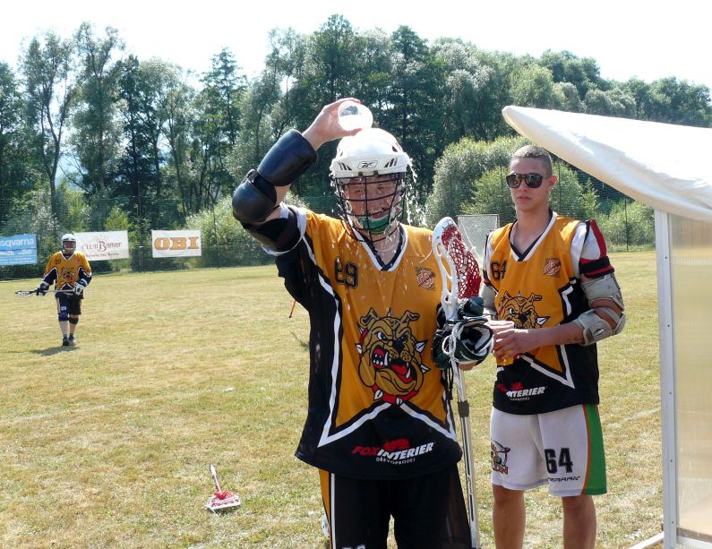 Polít si hlavu vodou bylo nejlepší osvěžení hráčů lakrosu
