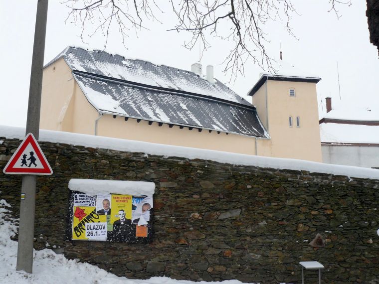 Volební nástěnka před tvzí
