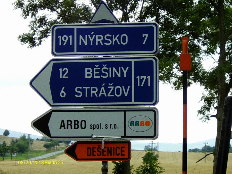 Ukazatel v Janovicích vedl motoristy přes Strážov

