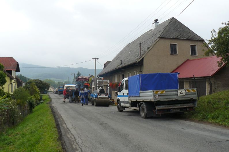 Na asfaltování se sjelo mnoho techniky a sešlo hodně lidí
