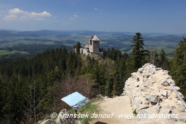 Hrad Kašperk z Pustého hrádku
Klíčová slova: Pustý hrádek;hrad Kašperk