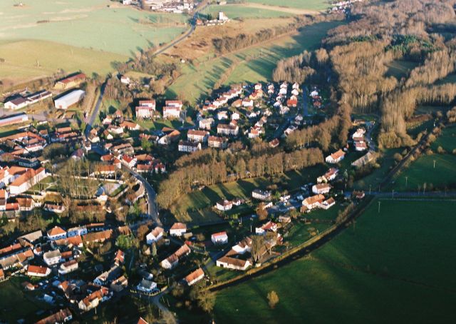Hrádek - v pozadí Zdouň a Tedražice
