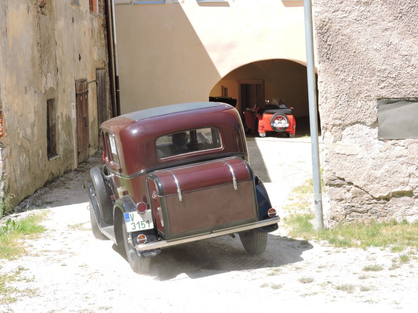 2014-06-07_Auta_ve_tvrzi_285729.JPG