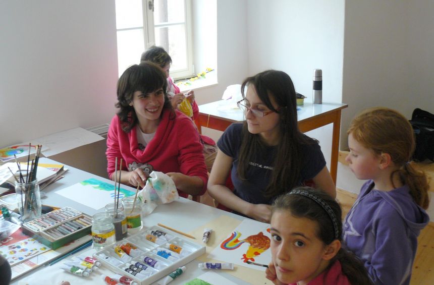 U stolu s malováním Anni Halasové bylo stále plno
