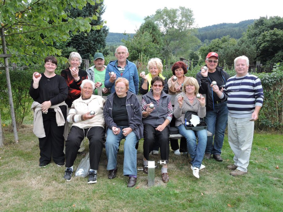 Dešeničtí seniorští hráči pétanque spolu s malou Zdeničkou
