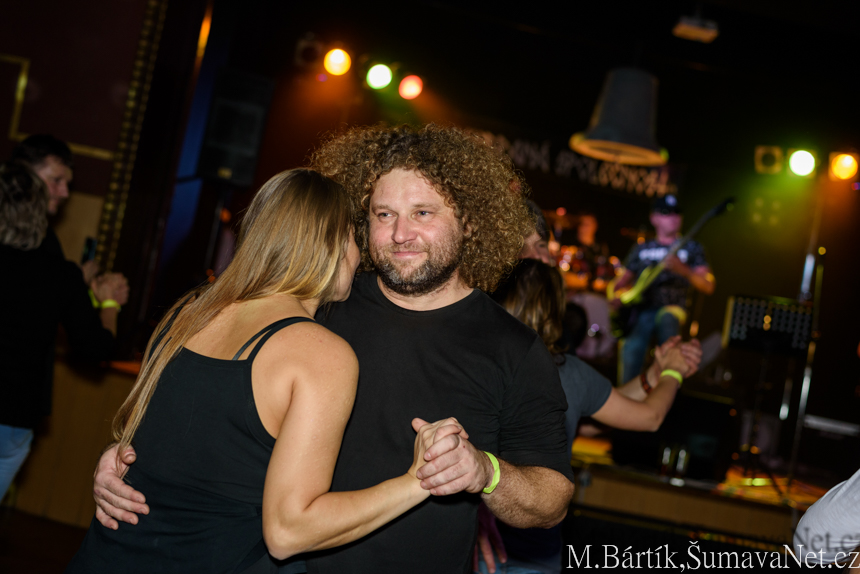 BAR_1_2832129.jpg