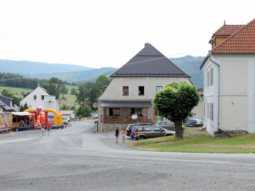 Vidíte také srdce na návsi v Dešenicích?
