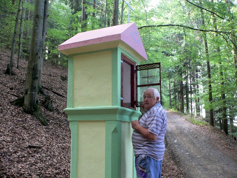 Dvířka výklenku opratřil Václav Javorský mřížkou, aby se tam nedržela vlhkost.
